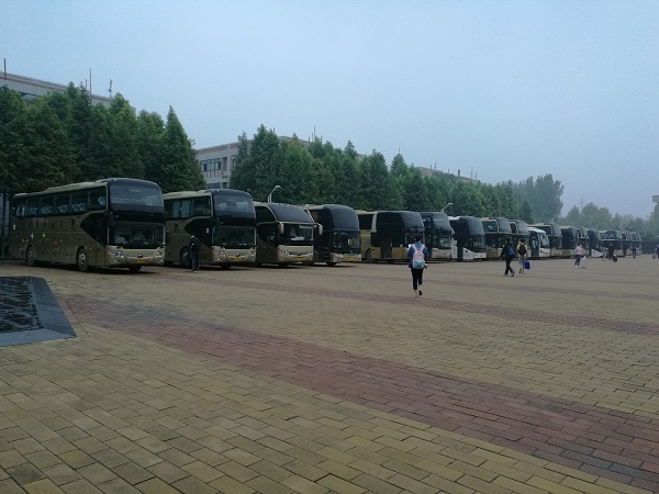 鄭州大巴車(chē)租賃:醉漢大巴吸煙被阻止,毆打大巴司機(jī)釀事故http://b9387.cn/